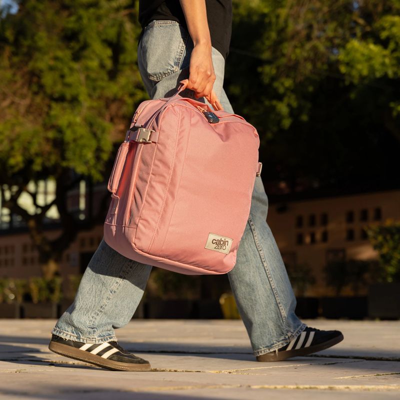 Wanderrucksack CabinZero Classic Tech 28 and pink 16
