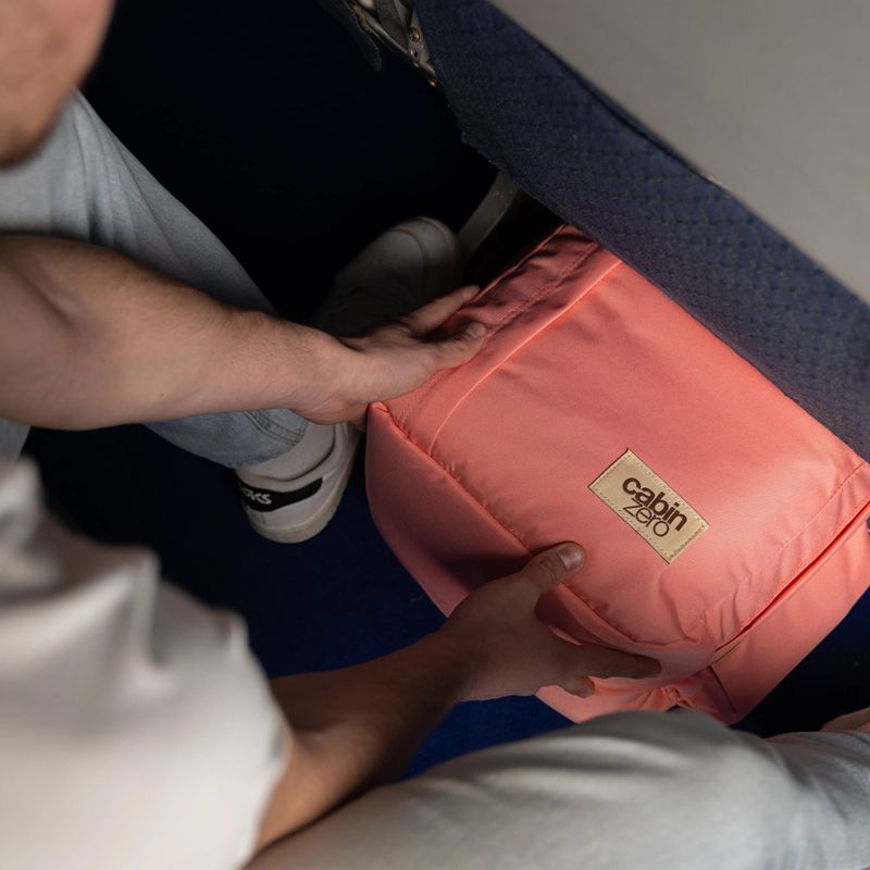 Wanderrucksack CabinZero Classic Tech 28 and pink 18