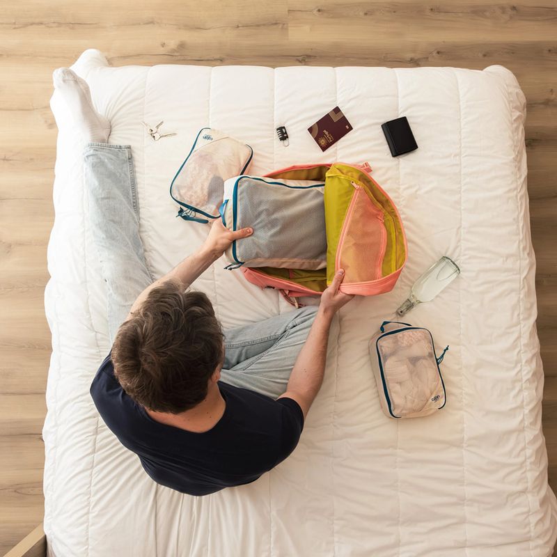 Wanderrucksack CabinZero Classic Tech 28 and pink 21