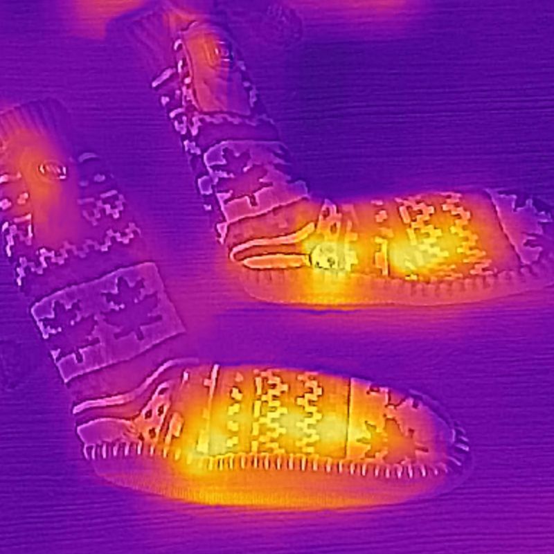 Glovii GOB weiß/rot/graue beheizte Hausschuhe mit Socken 18