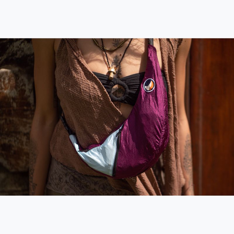 Ticket To The Moon Upcycled Sling Umhängetasche Pflaume/Wolke 8
