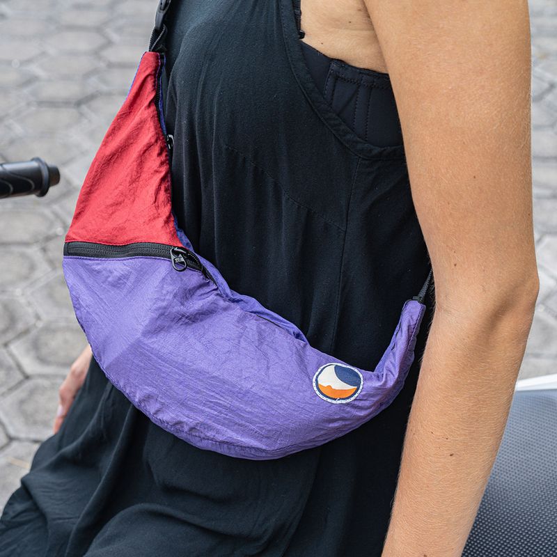 Ticket To The Moon Upcycled Sling Umhängetasche lila/burgund 4