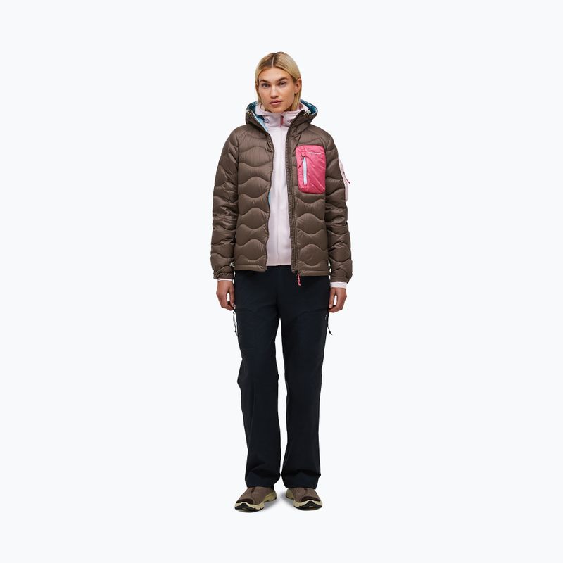 Damen-Daunenjacke Peak Performance Helium Utility Down terrain tan/mountain blush 2