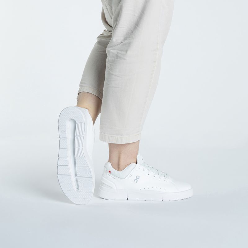 Women's On The Roger Advantage weiß/ungefärbte Schuhe 2