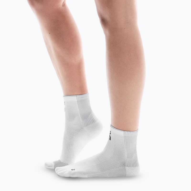 On Performance Run Mid weiß/glacier Socken 3