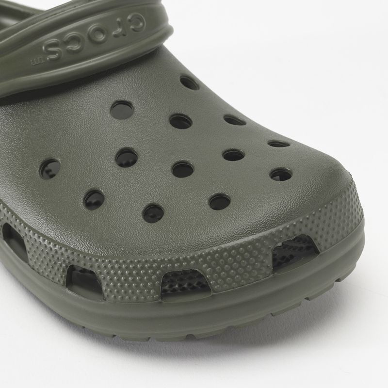 Crocs Classic Herren Pantoletten in staubigem Oliv