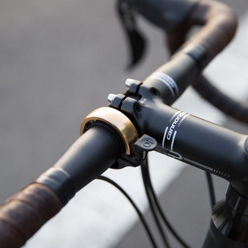 Knog Oi Kleine Fahrradklingel aus Messing 2