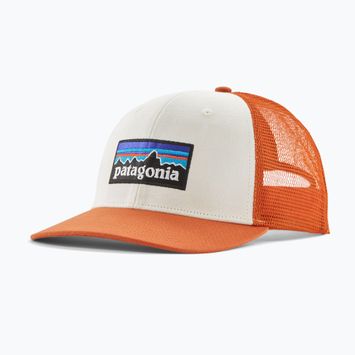 Patagonia P-6 Logo Trucker weiß w / Rotschwanz Rost Baseballmütze