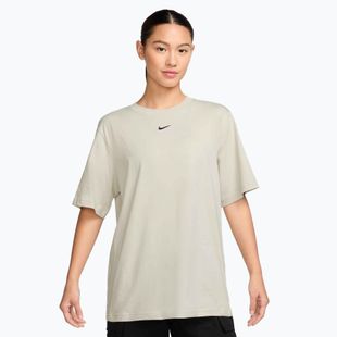 Nike Sportswear Essential leichtes Knochen-T-Shirt für Frauen